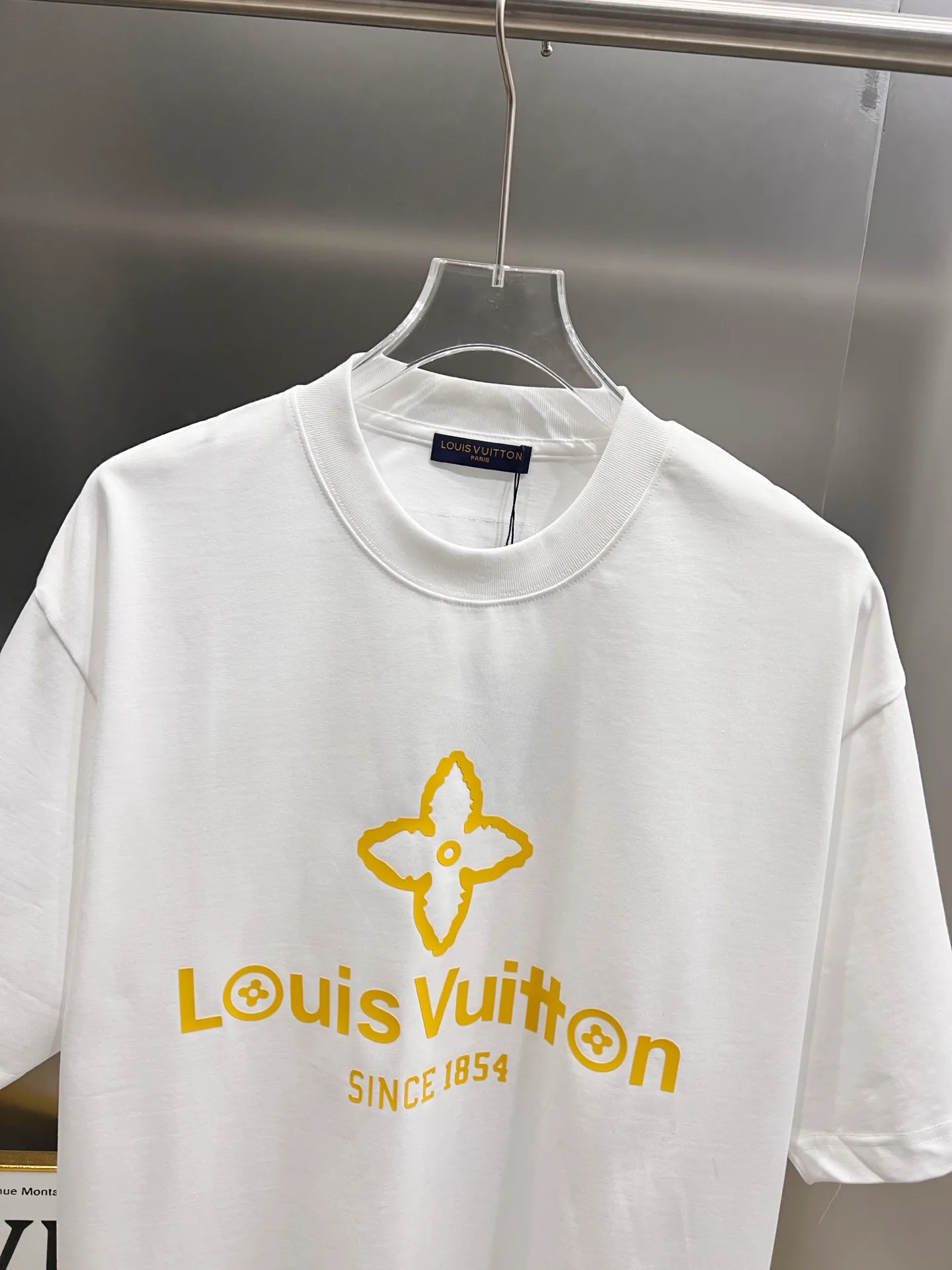 🅿️190 1v Louis* 2025 autumn and winter new style classic letter three-dimensional craft design high-end version! Highly breathable and comfortable, customized double yarn plain cotton fabric. Short-sleeved T-shirt. Same style for men and women. Sizes S M L XL XXL Five sizes black white